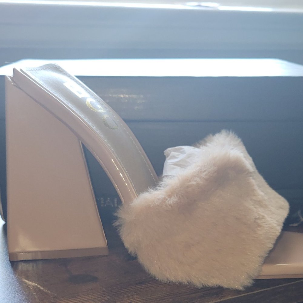 Ego Shoes| Beige Fluffy Square Heel | Sz6